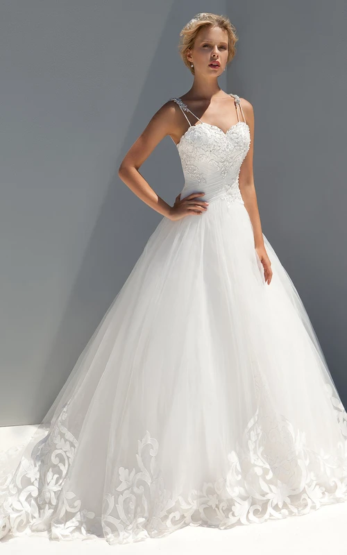 Ärmelloses, bodenlanges A-Linien-Brautkleid aus Spaghetti-Tüll mit Applikationen, Pailletten und Raffungen