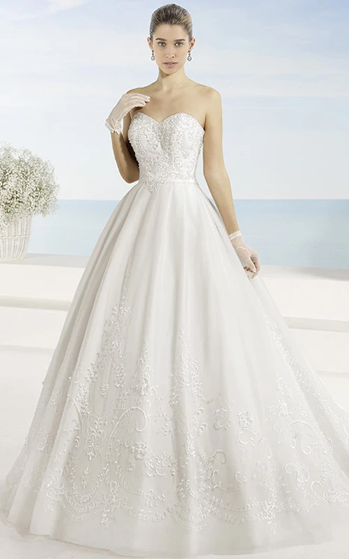 Vestido de novia de gala largo hasta el suelo, escote corazón, de tul, con bordados y espalda tipo corsé.