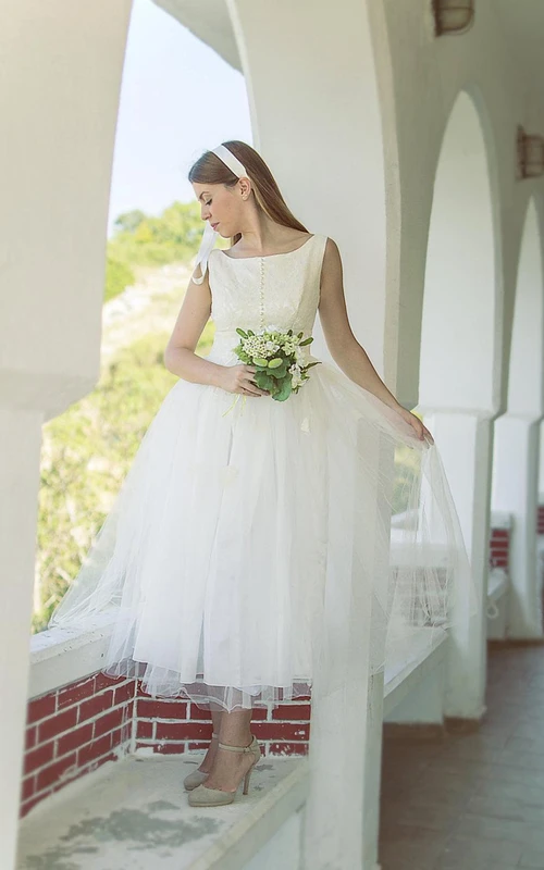Vestido de tul sin mangas hasta la rodilla con escote barco, abalorios y espalda en V baja.