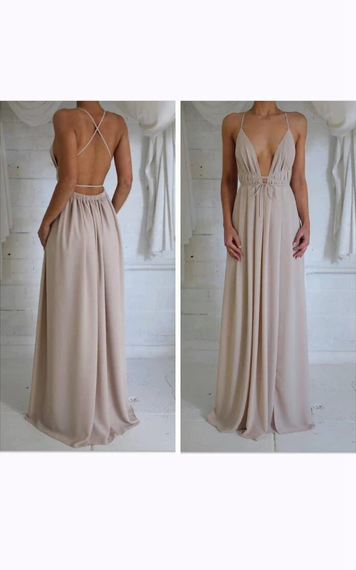 Vestido largo de gasa sin mangas con escote en V y pliegues.