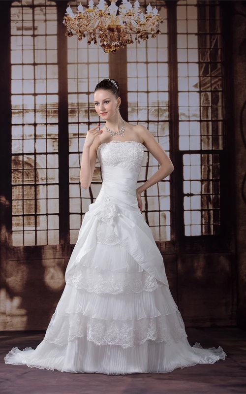 Elegantes, ärmelloses A-Linien-Kleid mit juwelenbesetztem Muschelsaum, gestuften Rüschen und Blumen