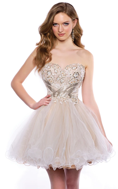 Vestido corto de tul con escote corazón y corte en A, ideal para fiestas de bienvenida, con corsé de lentejuelas.