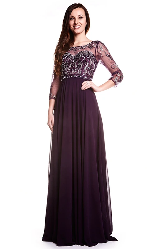 Robe de bal en mousseline de soie à plis, coupe trapèze, col bateau, manches 3-4 et perles, longueur au sol.