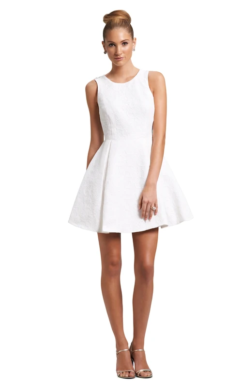 Lindo vestido corto sin mangas de corte A con lazo en la espalda