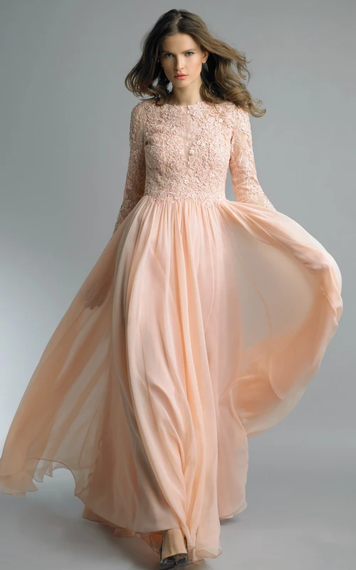 Vestido largo de gasa con cuello alto y cremallera, corte en A, hasta el suelo.