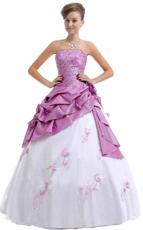 Trägerloses Ballkleid mit Rüschen und Perlenstickerei