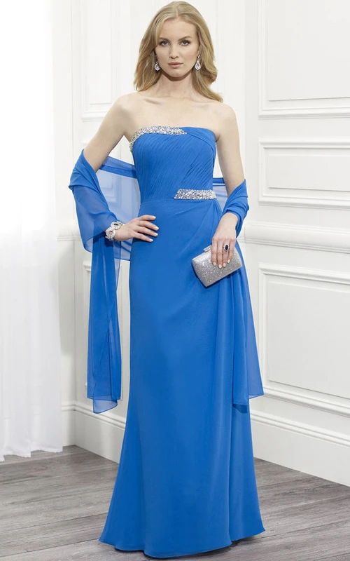 Vestido de gasa fruncido sin tirantes para la madre de la novia con pedrería y capa.
