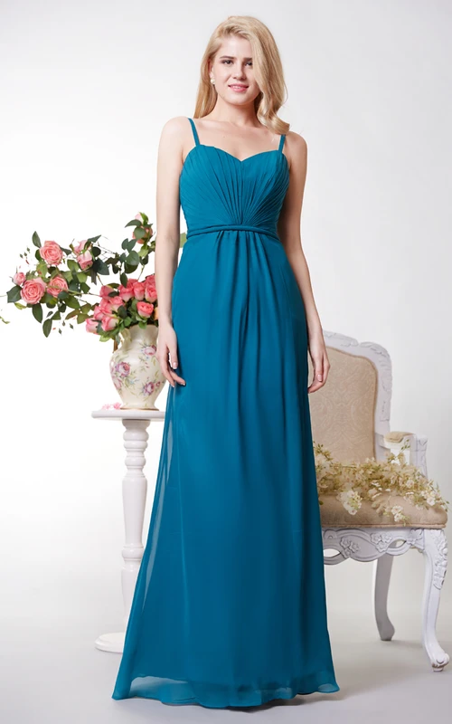 Vestido de gasa sexy con tirantes finos y corte en A con pliegues.