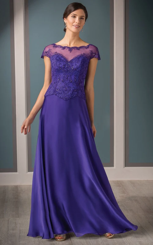 Vestido de novia de corte A con mangas cortas, escote ilusión y detalles de pedrería, ideal para la madre de la novia.