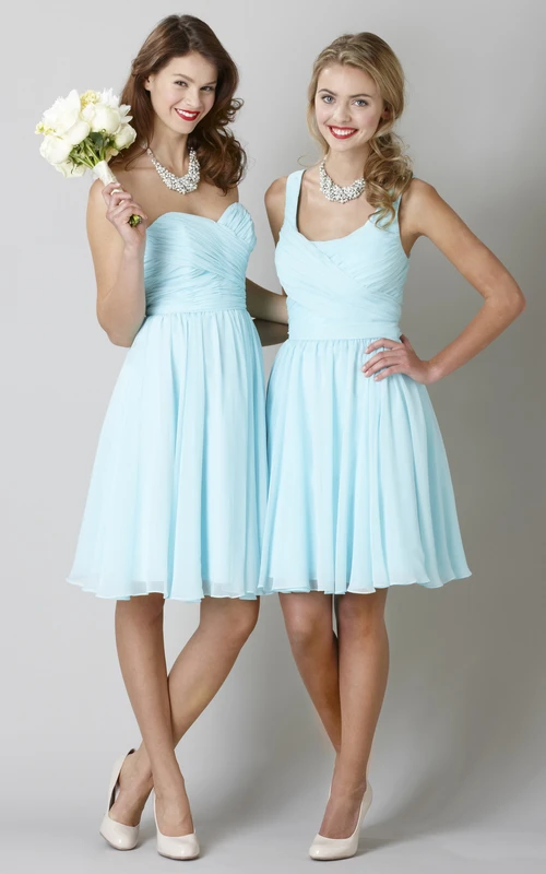 Knielanges, ärmelloses Chiffon-Brautjungfernkleid mit gekreuzten Trägern