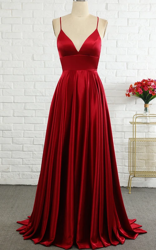 Robe de soirée sexy en satin brossé, coupe trapèze, sans manches, dos nu et plissée, avec traîne et sans manches.