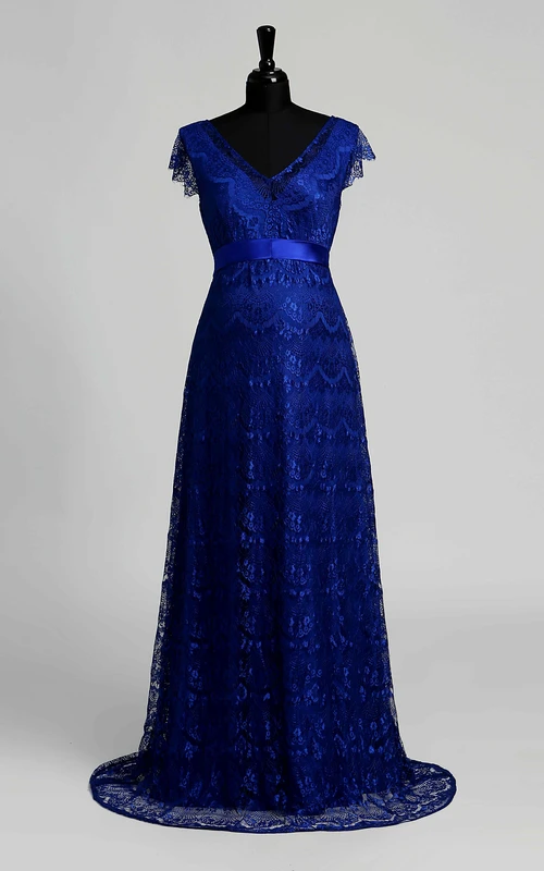 Vestido de encaje largo hasta el suelo con escote en V, manga corta y corte en A, con cola.