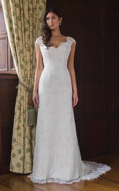 Vestido de novia de encaje con escote en V, mangas cortas y cola larga.