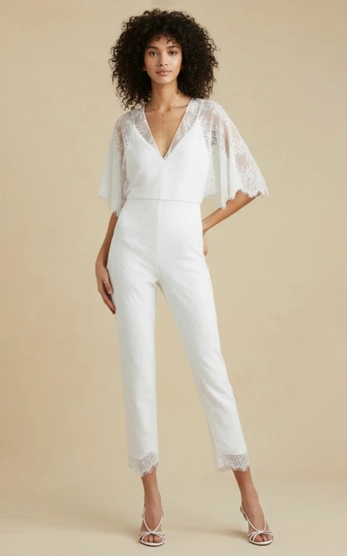 Hochzeitsjumpsuit mit V-Ausschnitt, Spitzencape und weitem Bein