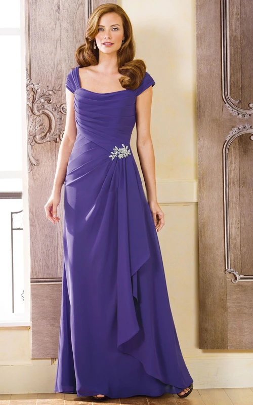 Vestido largo de gasa con corte en A, broche, drapeado y cremallera.