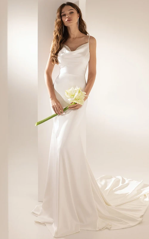 Vestido de novia sencillo de gasa con tirantes finos y escote drapeado, con cola de corte.