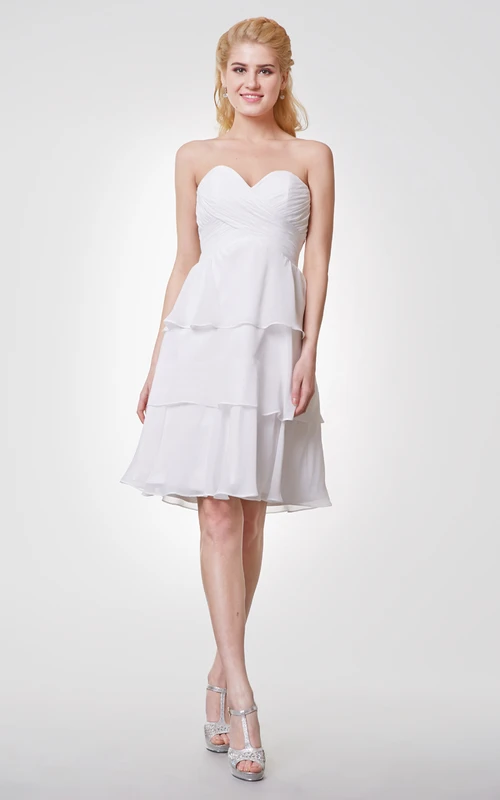 Vestido de gasa de corte A con escote corazón y capas hasta la rodilla