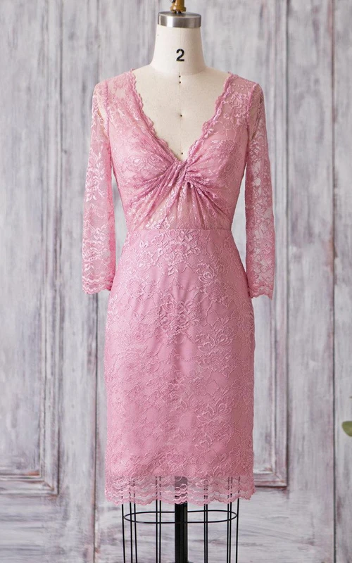 Vestido tubo de encaje hasta la rodilla con escote en V, mangas 3-4 y estilo ilusión.