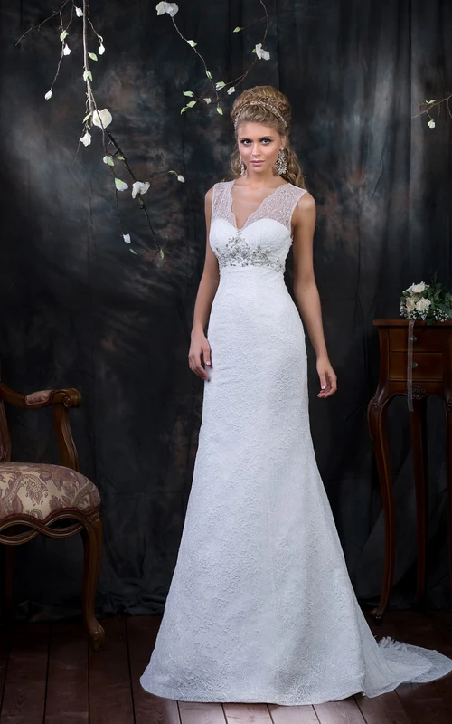 Vestidos de novia de encaje con escote en V, corte recto, detalles de pedrería y fajín.