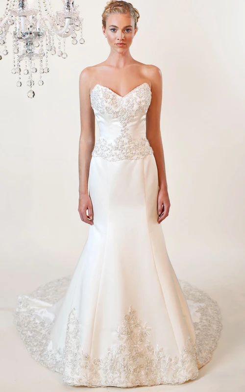 Vestido de novia maxi de satén con escote corazón y espalda en V.