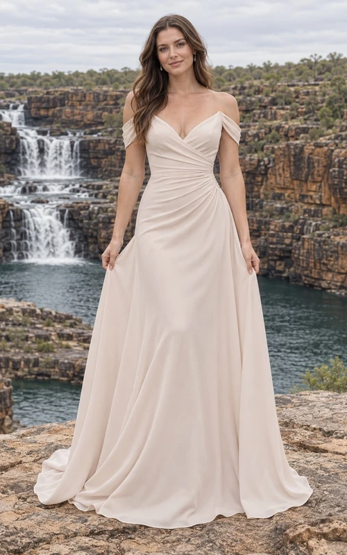 Schlichtes schulterfreies Brautkleid in A-Linie mit seitlicher Drapierung und Schleppe