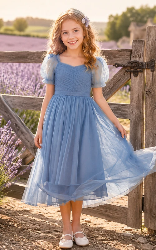 Blumenmädchenkleid aus stahlblauem Tüll in A-Linie mit Rundhalsausschnitt und knielanger Silhouette, verziert mit einer Schärpe