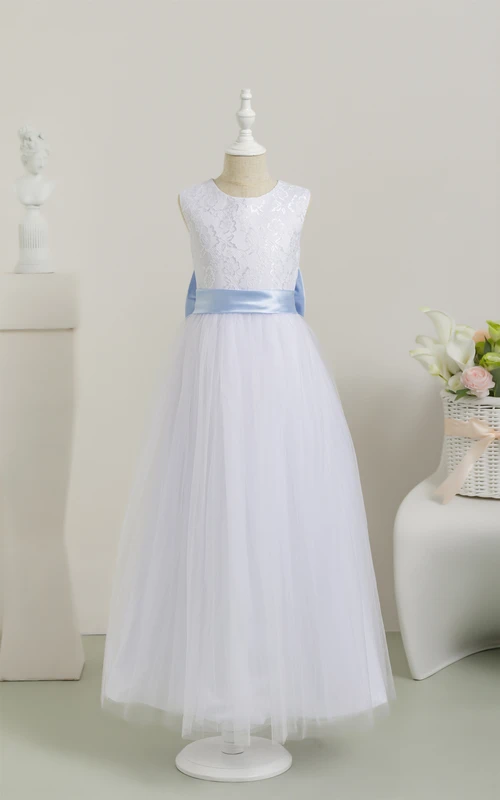 Vestido de comunión blanco sin mangas de tul con escote redondo y corte en A, con lazo en la espalda.
