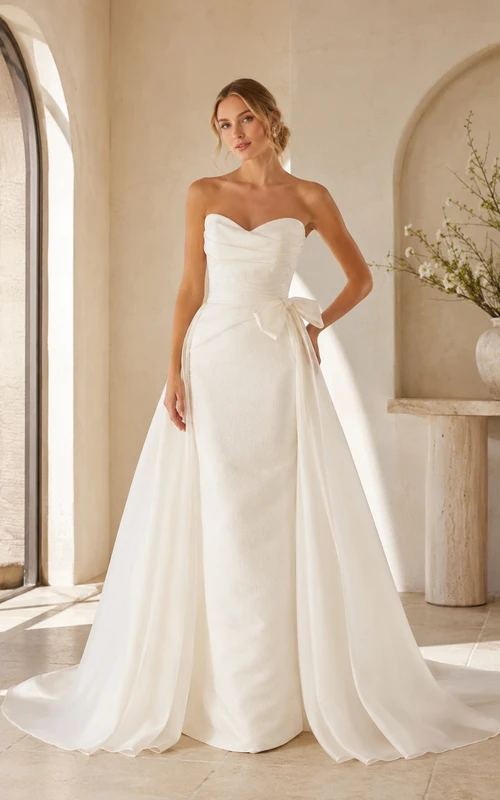 Trägerloses, plissiertes Brautkleid aus Satin in A-Linie mit Herzausschnitt und schlichter Schleppe