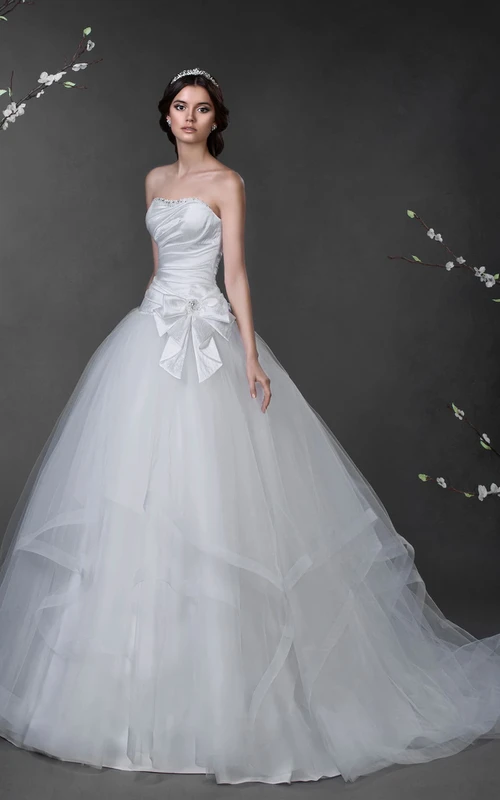 Vestido de gala largo hasta el suelo, sin tirantes, sin mangas, con espalda tipo corsé, de tul, con abalorios y drapeado.