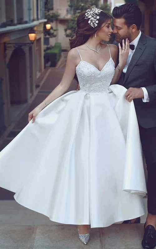 Vestido de novia de satén y encaje corto, corte A, largo hasta los tobillos, con tirantes finos.