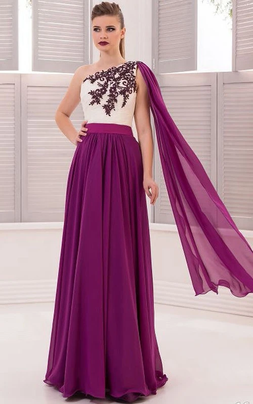 Robe trapèze longue au sol, asymétrique à une épaule, sans manches, ornée d'appliqués en mousseline et d'une fermeture éclair drapée.