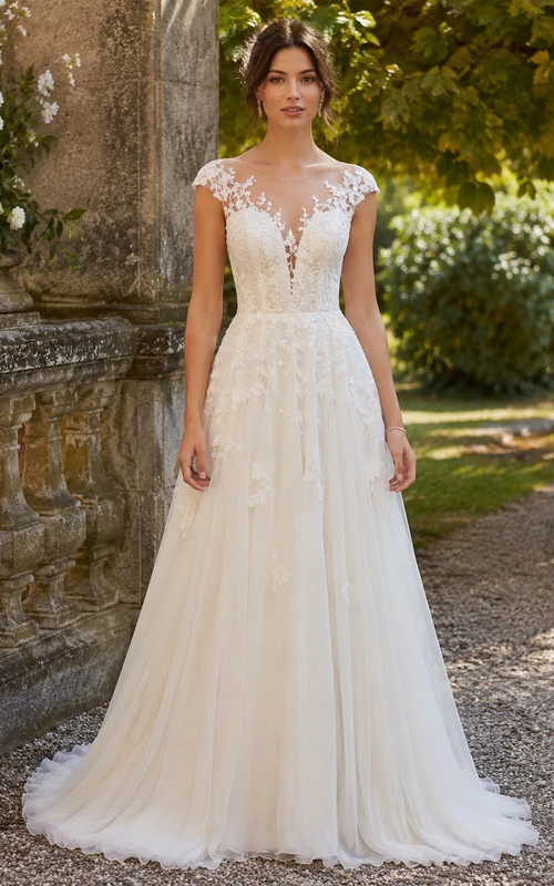 Robe de mariée trapèze à manches illusion et traîne en tulle
