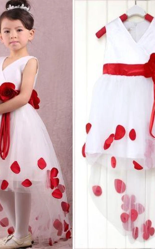 Ravissante robe de demoiselle d'honneur blanche et rouge asymétrique avec ceinture ornée de fleurs.