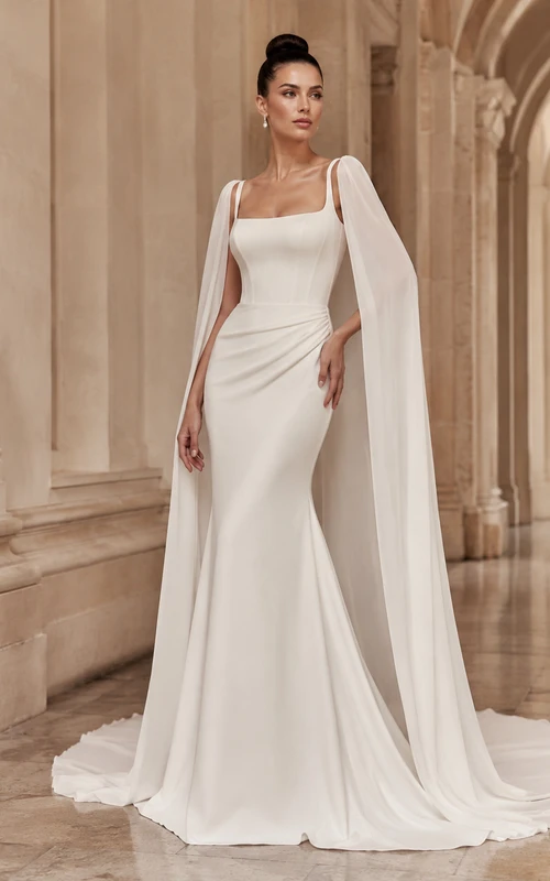 Robe de mariée moderne en satin à traîne chapelle, coupe carrée et élégante, style fourreau, avec traîne chapelle et une allure romantique raffinée.