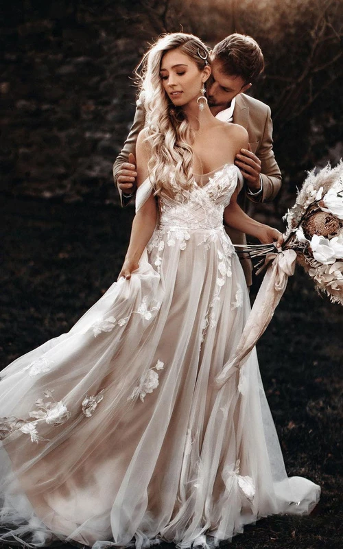 Vestido de novia de corte imperio con escote corazón, tul cruzado y espalda descubierta.