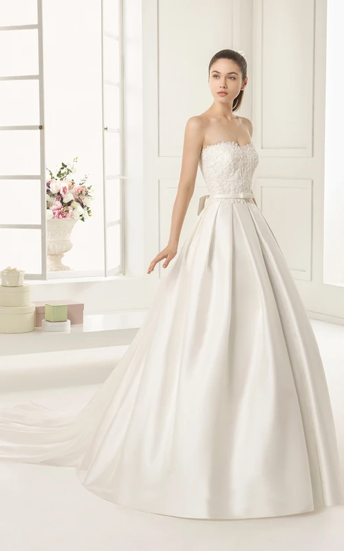 Einzigartiges Ballkleid aus Satin mit herzförmigem Ausschnitt und Watteau-Schleppe