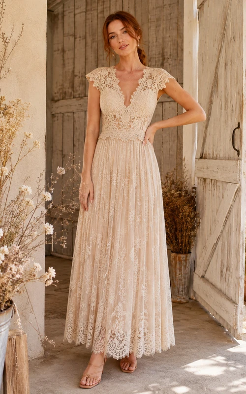 Vestido de novia bohemio color champán con escote en V, mangas cortas, fajín de encaje y corte en A hasta el tobillo.