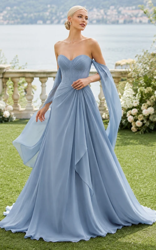 Robe de mariée bleu acier en mousseline, épaules dénudées, manches drapées, coupe trapèze.