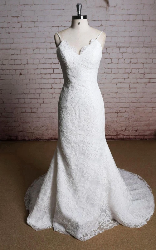 Vestido de novia de encaje estilo sirena con escote en V y tirantes finos.