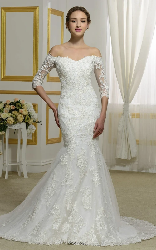 Elegante vestido de novia estilo sirena con encaje, mangas tres cuartos y espalda con botones transparentes.