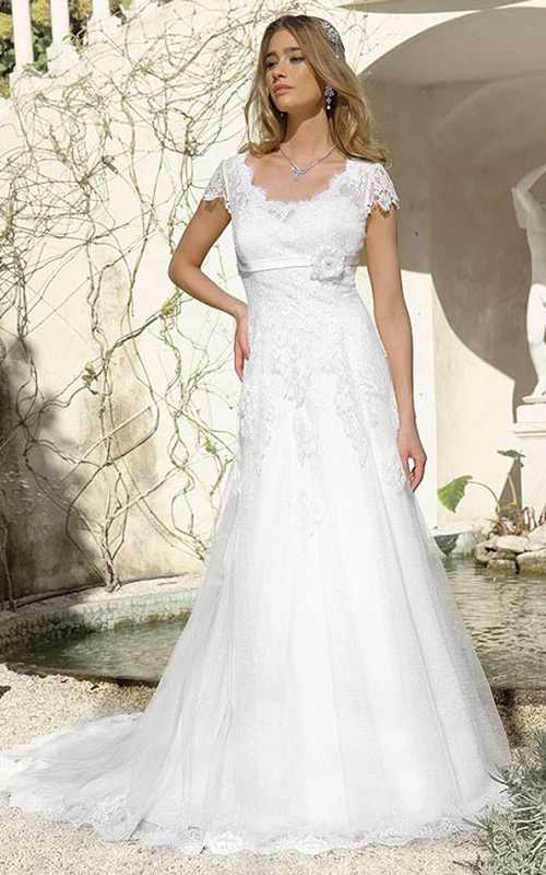 A-Linien-Brautkleid aus Spitze mit V-Ausschnitt, kurzen Ärmeln und Schlüssellochausschnitt