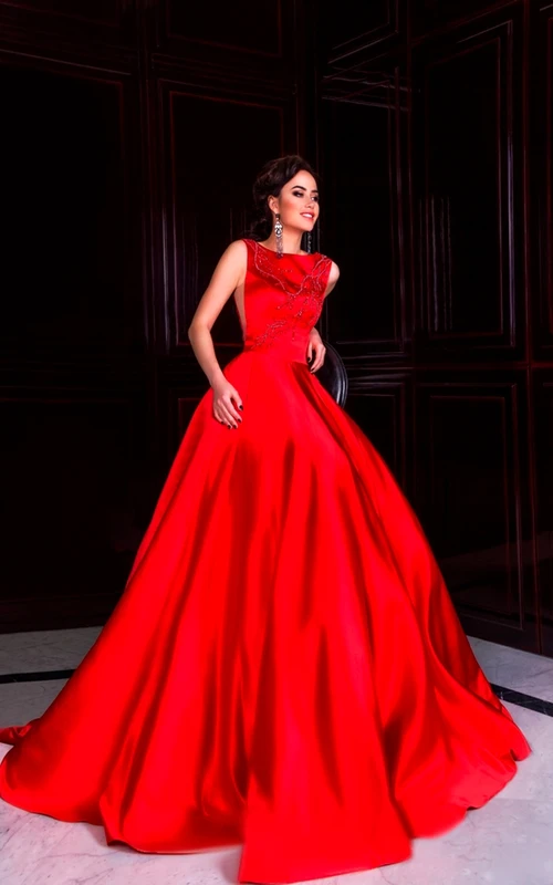 Vestido de corte A con cuello alto, manga corta, satén, pliegues, abalorios y cremallera.