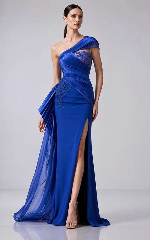 Vestido de fiesta azul rey de un solo hombro, corte recto, con superposición de tul y abertura alta.