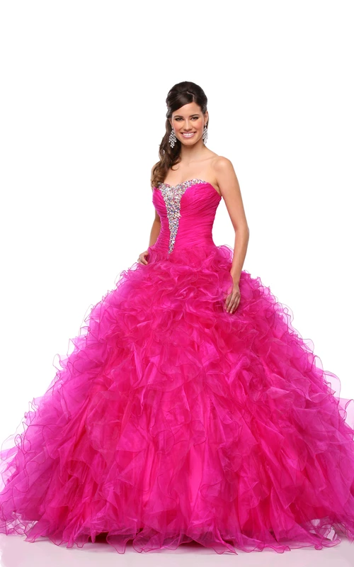 Robe de bal trapèze en organza à décolleté cœur, ornée de volants cascade et d'un laçage au dos.