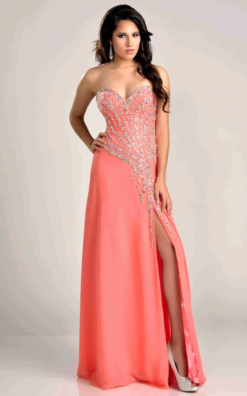 Vestido de fiesta de gasa con corte en A, abertura lateral y escote corazón, adornado con pedrería.