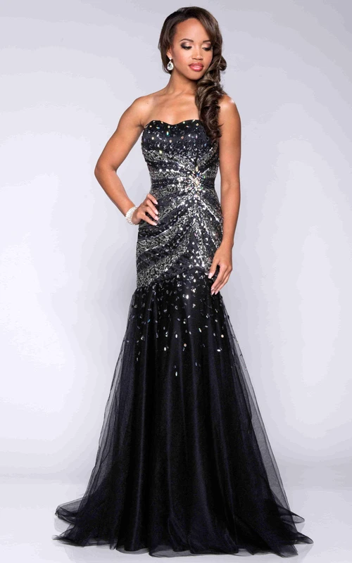 Vestido de fiesta de tul sin tirantes con corte trompeta, lentejuelas y cintura asimétrica.