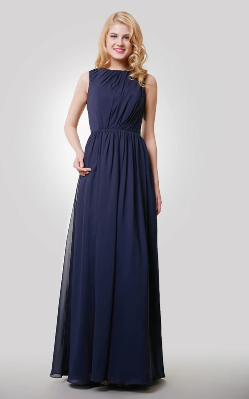 Vestido largo sin mangas de gasa plisada con espalda abierta.