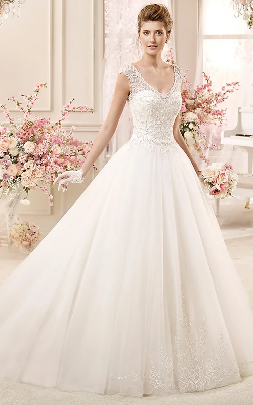 Brautkleid in A-Linie mit kurzen Ärmeln, Spitzenoberteil und Schlüssellochausschnitt am Rücken