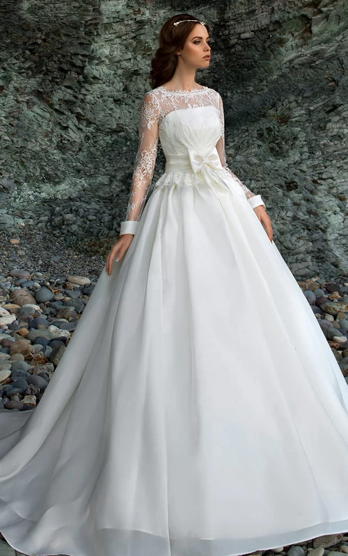 Vestido largo de organza con escote barco, manga larga, espalda baja en V, encaje y lazo.