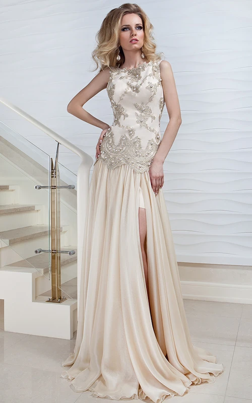 Vestido de fiesta largo de satén sin mangas, con escote joya, abertura frontal y corte recto, adornado con cuentas y apliques.